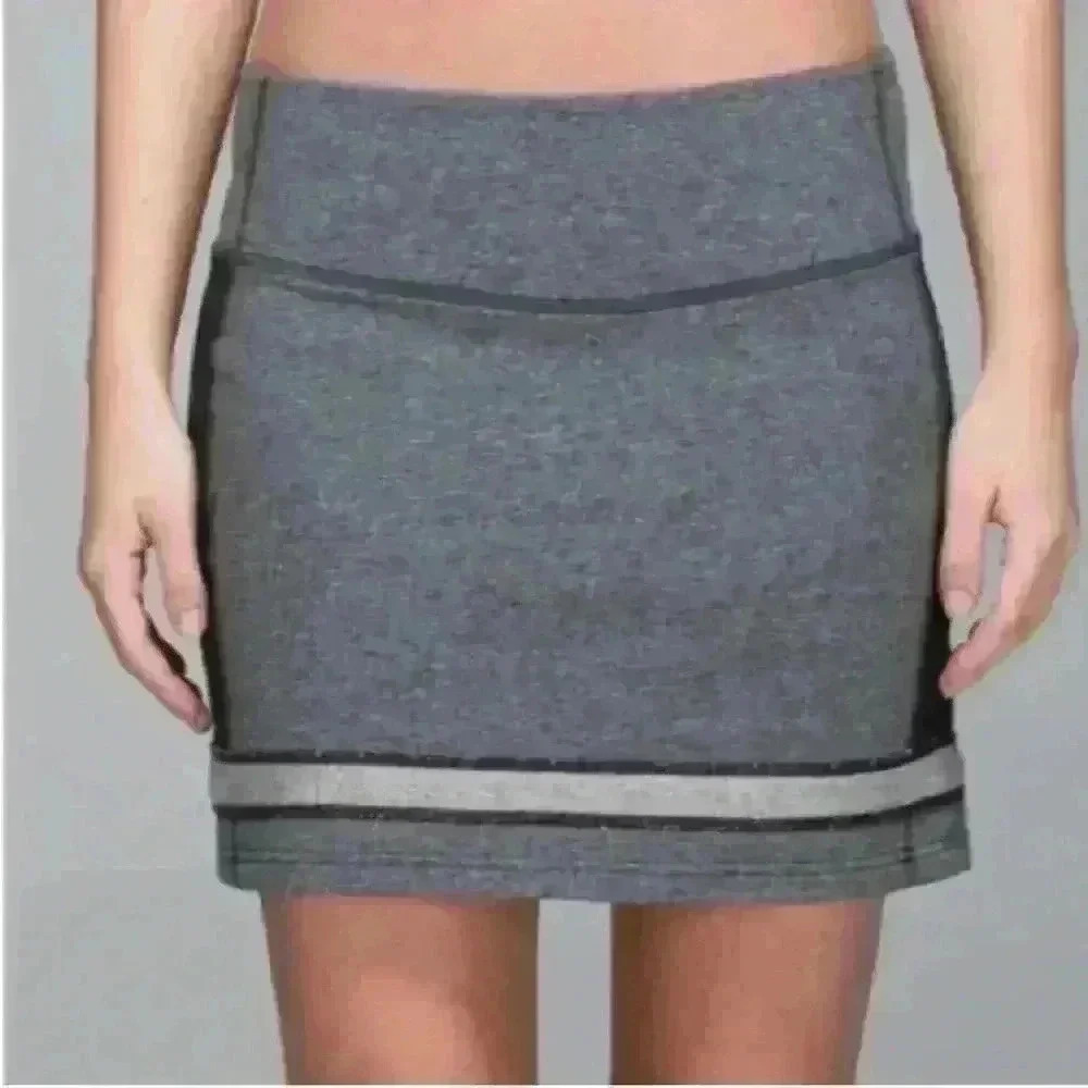 Lululemon skirt size 4 (used in excellent condition)